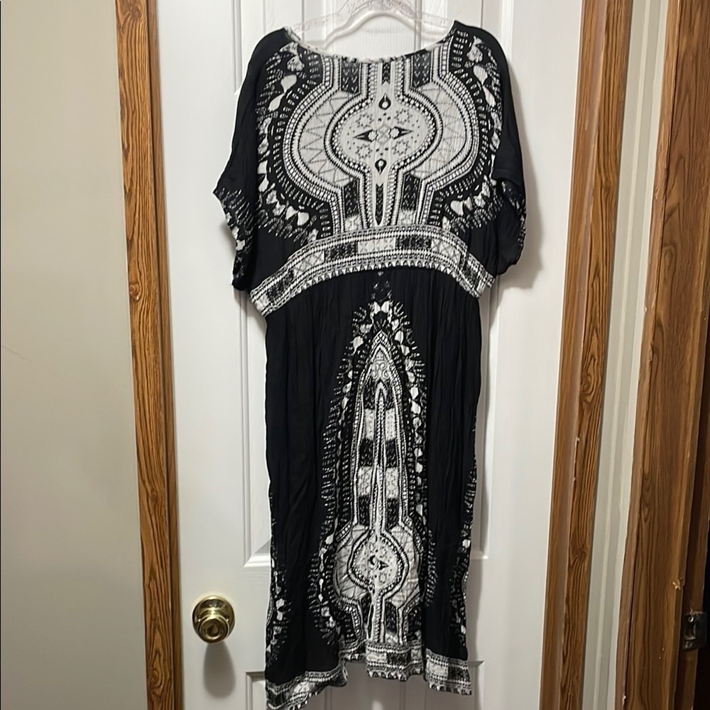 Elegant Black and White Swim Coverup - Picture 4 of 4
